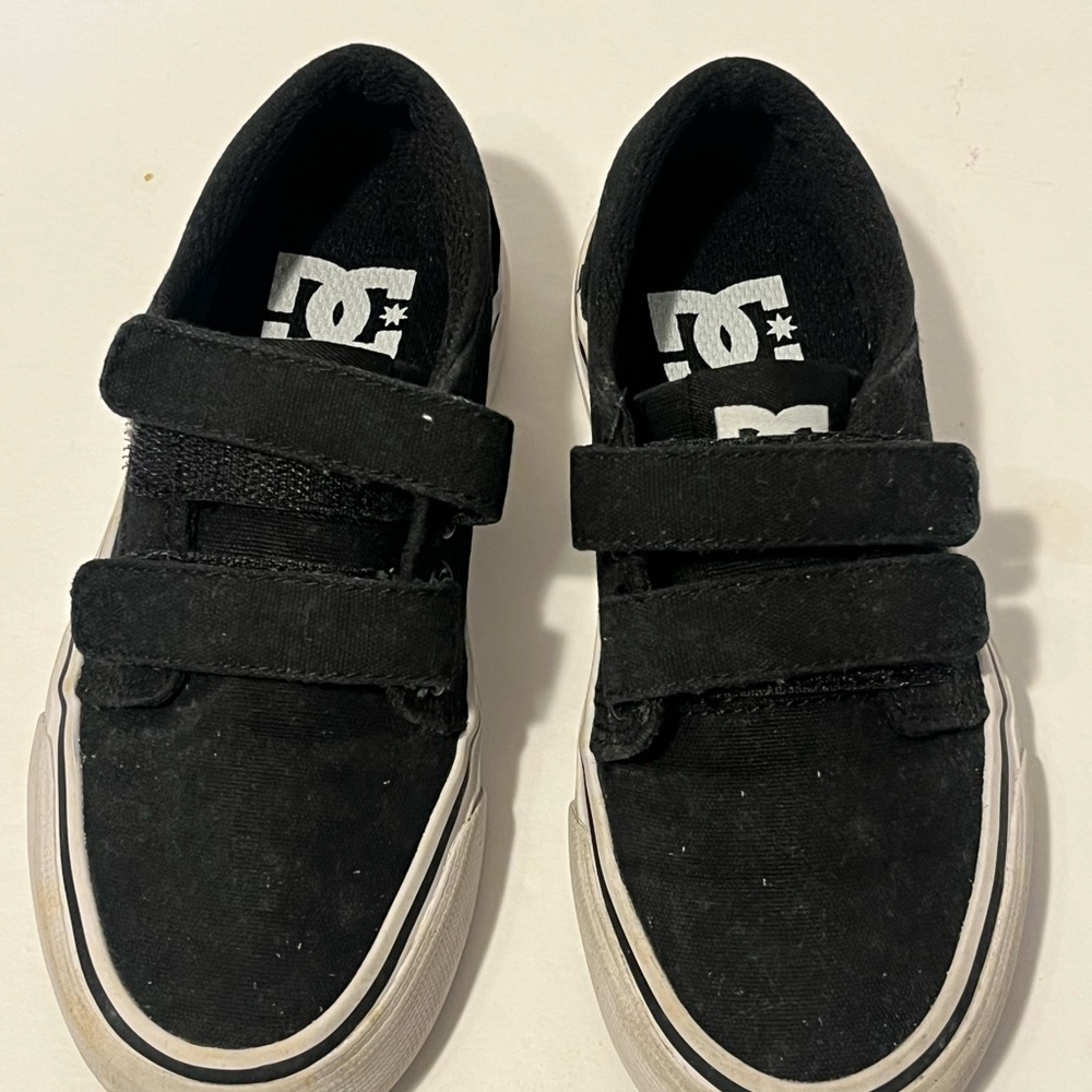 DC Black Sneakers Sleek Comfortable Design